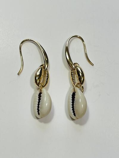 14K GOLD PLATED DANGLE EARRING 1.6 INCHES LONG WITH COWRIE SHELL SE18