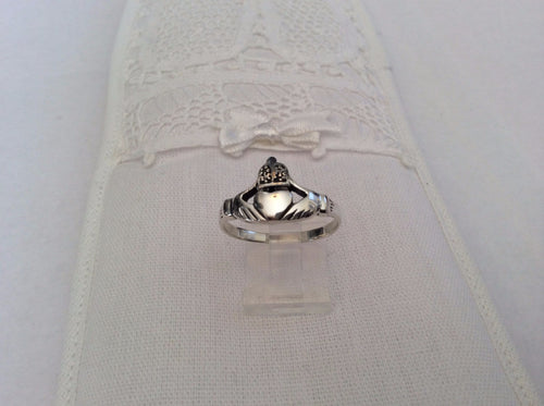 .925 STERLING SILVER CLADDAGH STYLE RING SIZES 5,6,7,8,9,10,11,12 J57