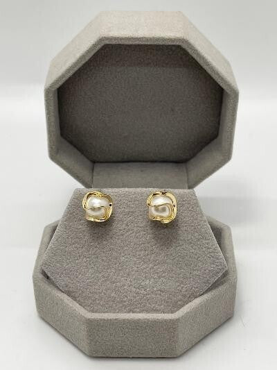 14K GOLD PLATED STUD EARRING 6 MM FAUX PEARL WRAPPED IN A WIRE CAGE SE35