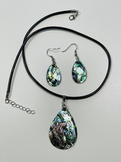 ABALONE SHELL TEAR DROP SHAPE PENDANT ON BLACK CORD W/ MATCHING EARRINGS SSET1A