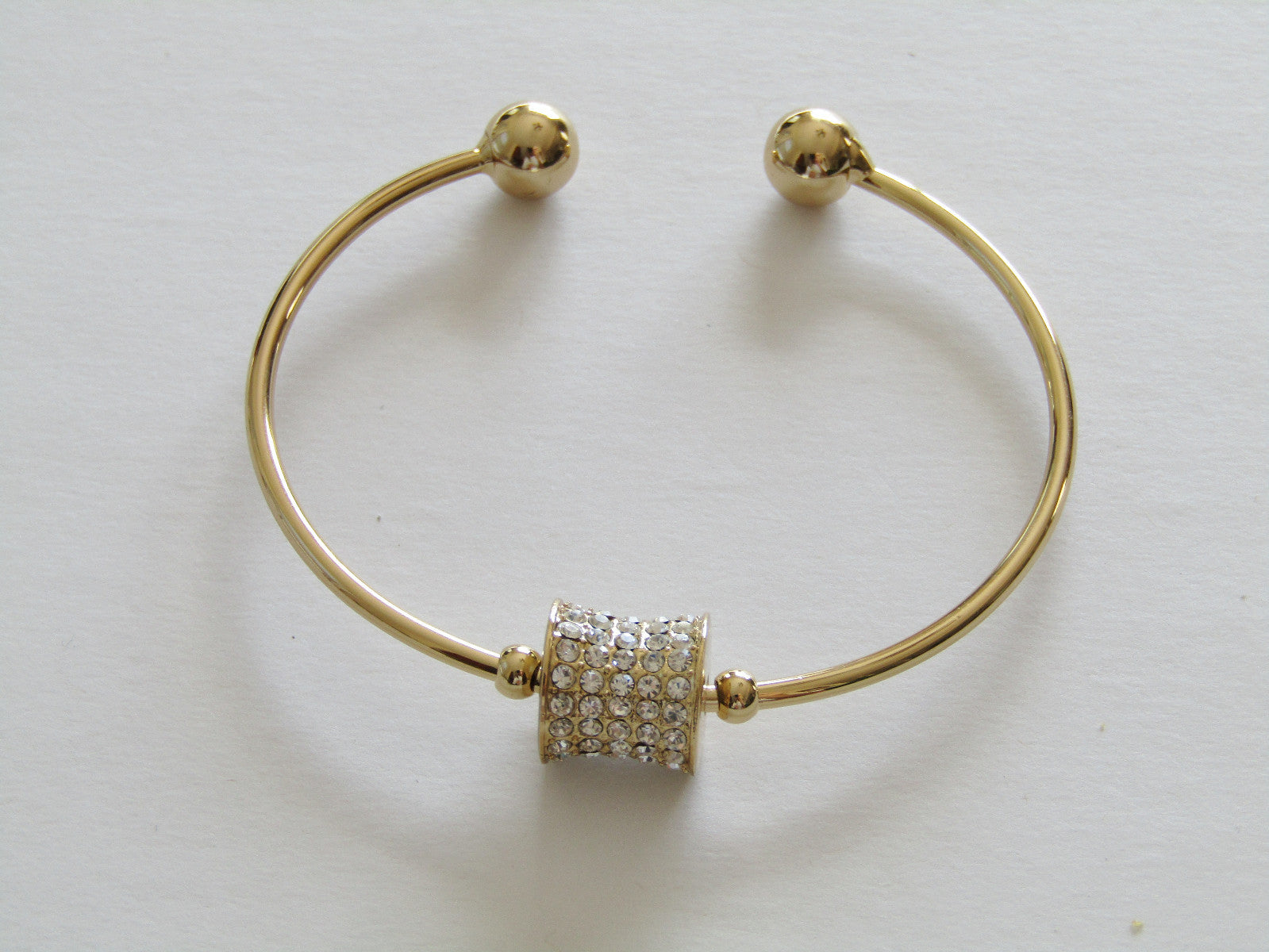 18 KARAT GOLD PLATED HIGH STYLE DESIGNER BRACELET WITH CRYSTAL CHARM GPB7