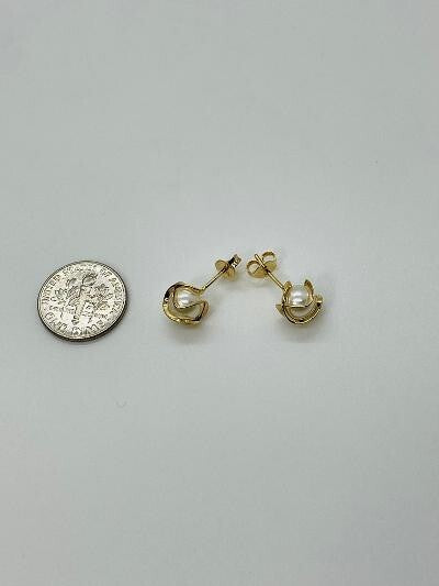 14K GOLD PLATED STUD EARRING 6 MM FAUX PEARL WRAPPED IN A WIRE CAGE SE35