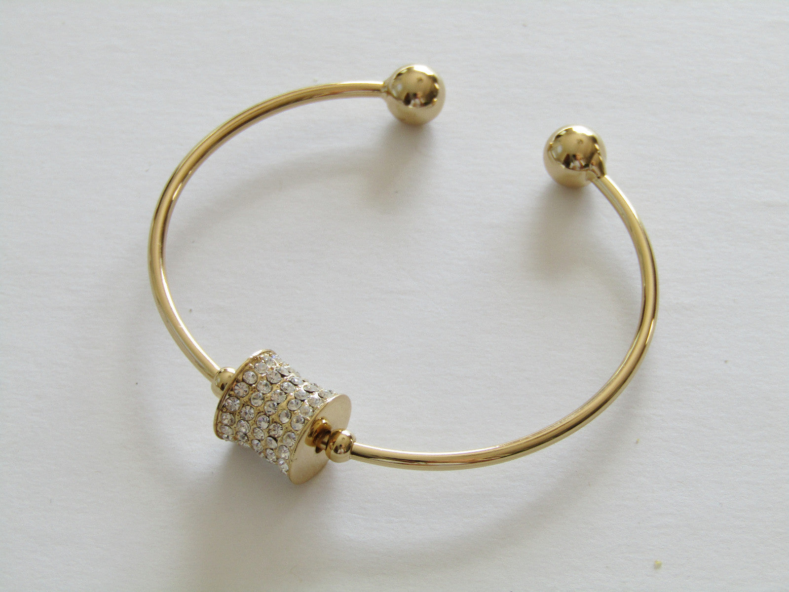 18 KARAT GOLD PLATED HIGH STYLE DESIGNER BRACELET WITH CRYSTAL CHARM GPB7